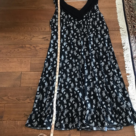 Flattering black and white flowy dress with double flap v neck collar. - Picture 15 of 15